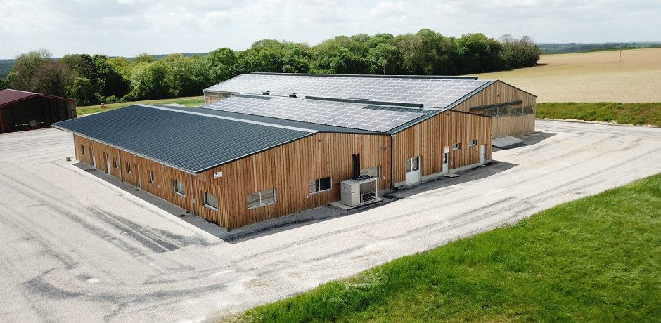 découvrez comment les granges photovoltaïques transforment l'agriculture durable grâce à l'énergie solaire. alliant fonctionnalité et innovation, ces structures offrent une solution écologique pour produire de l'électricité tout en préservant l'espace agricole.