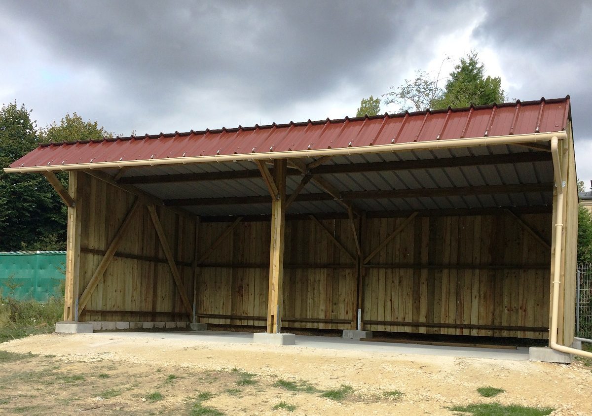 découvrez notre gamme de hangars agricoles conçus pour répondre à tous vos besoins en matière de stockage et de protection de vos équipements, cultures et animaux. robustes, adaptés aux conditions climatiques et faciles à assembler, nos hangars sont la solution idéale pour les agriculteurs soucieux de la qualité et de la sécurité de leurs ressources.