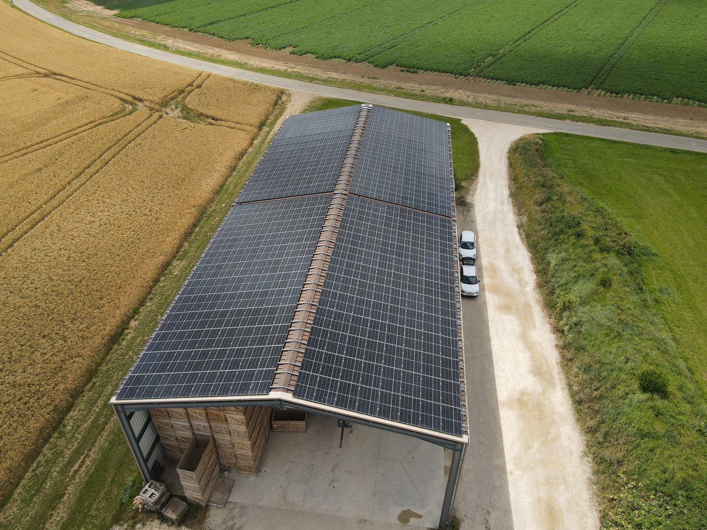 découvrez notre solution innovante de hangar agricole photovoltaïque, alliant performance énergétique et optimisation de vos espaces de travail. maximisez votre production tout en réduisant vos coûts grâce à une installation solaire durable et écologique.