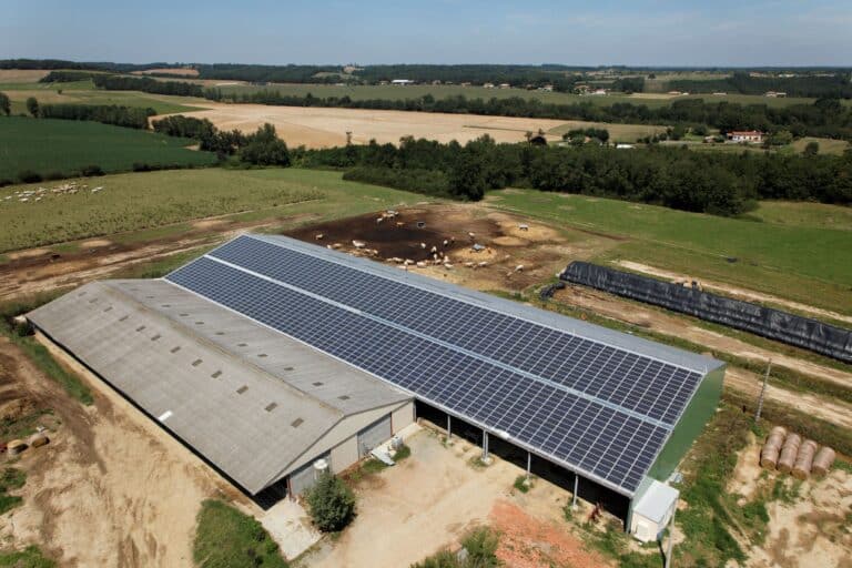 découvrez comment la combinaison d'un hangar agricole photovoltaïque et des pratiques agroécologiques optimise la production durable. explorez les avantages d'une agriculture respectueuse de l'environnement tout en générant de l'énergie renouvelable.