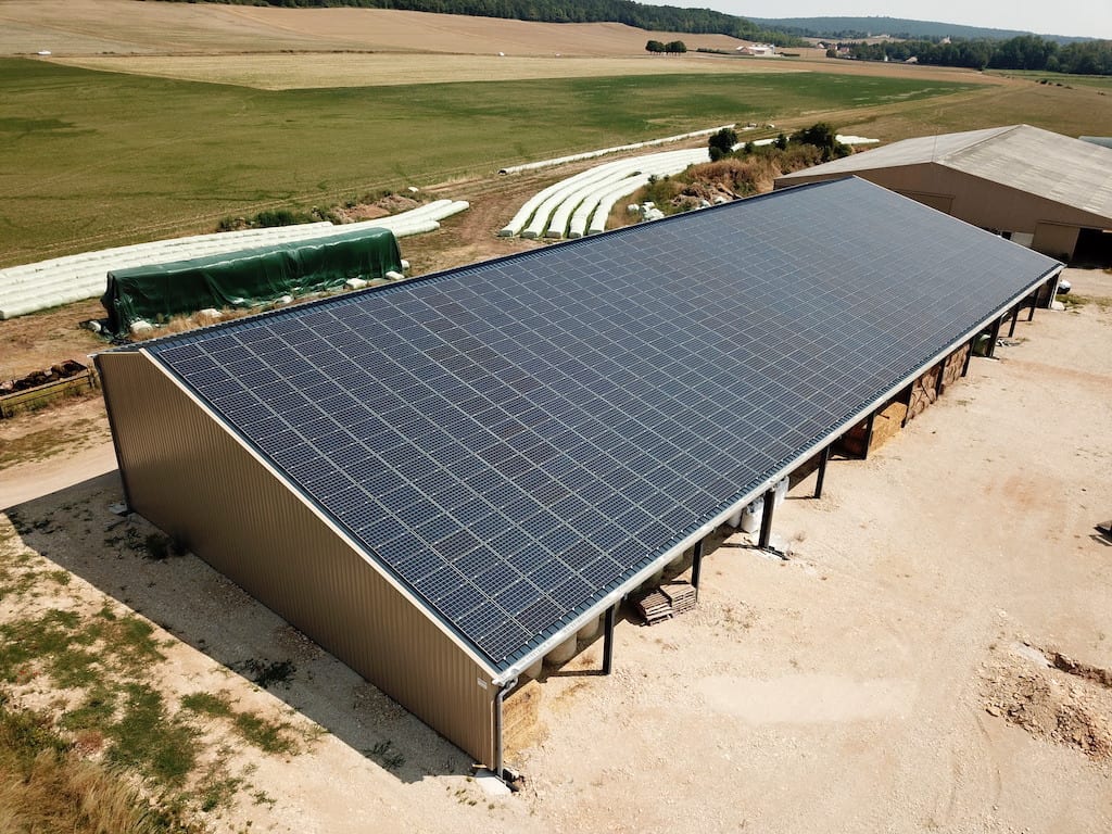 découvrez comment les hangars agricoles photovoltaïques révolutionnent l'agriculture grâce à l'innovation. optimisez vos espaces tout en produisant de l'énergie renouvelable pour un avenir durable.