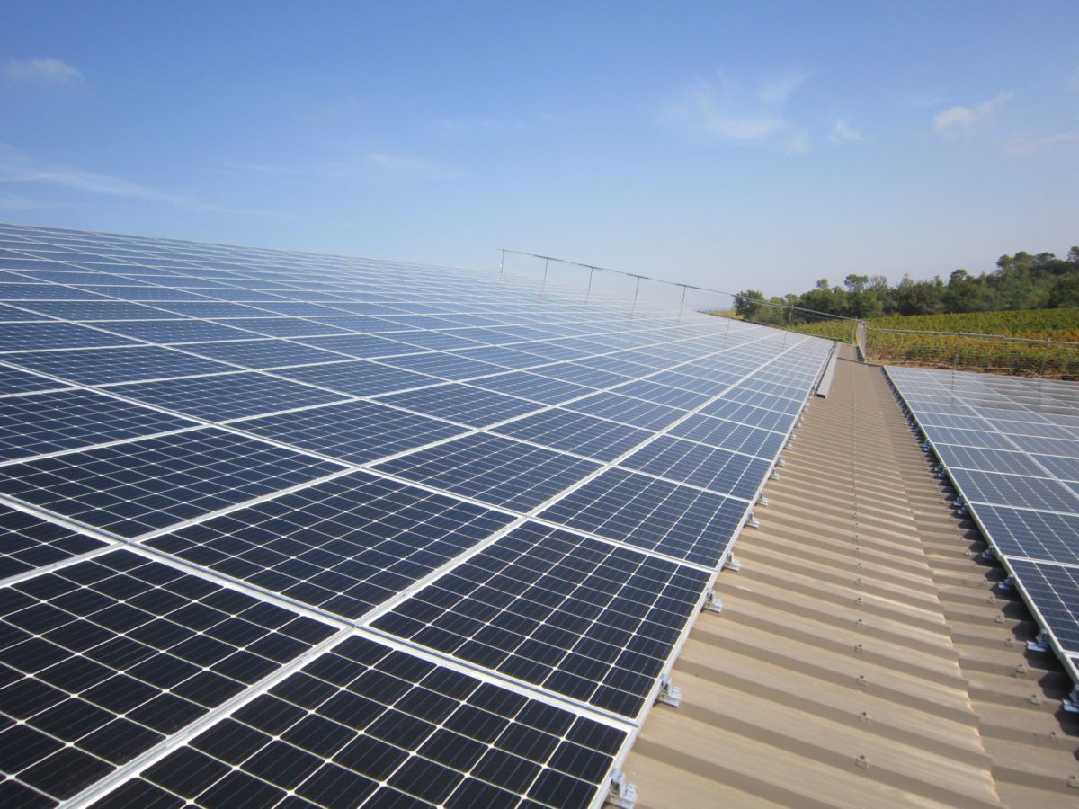 découvrez notre hangar agricole solaire, une solution innovante alliant durabilité et efficacité énergétique. optimisez vos espaces de stockage tout en réduisant votre empreinte carbone grâce à une toiture photovoltaïque performante.