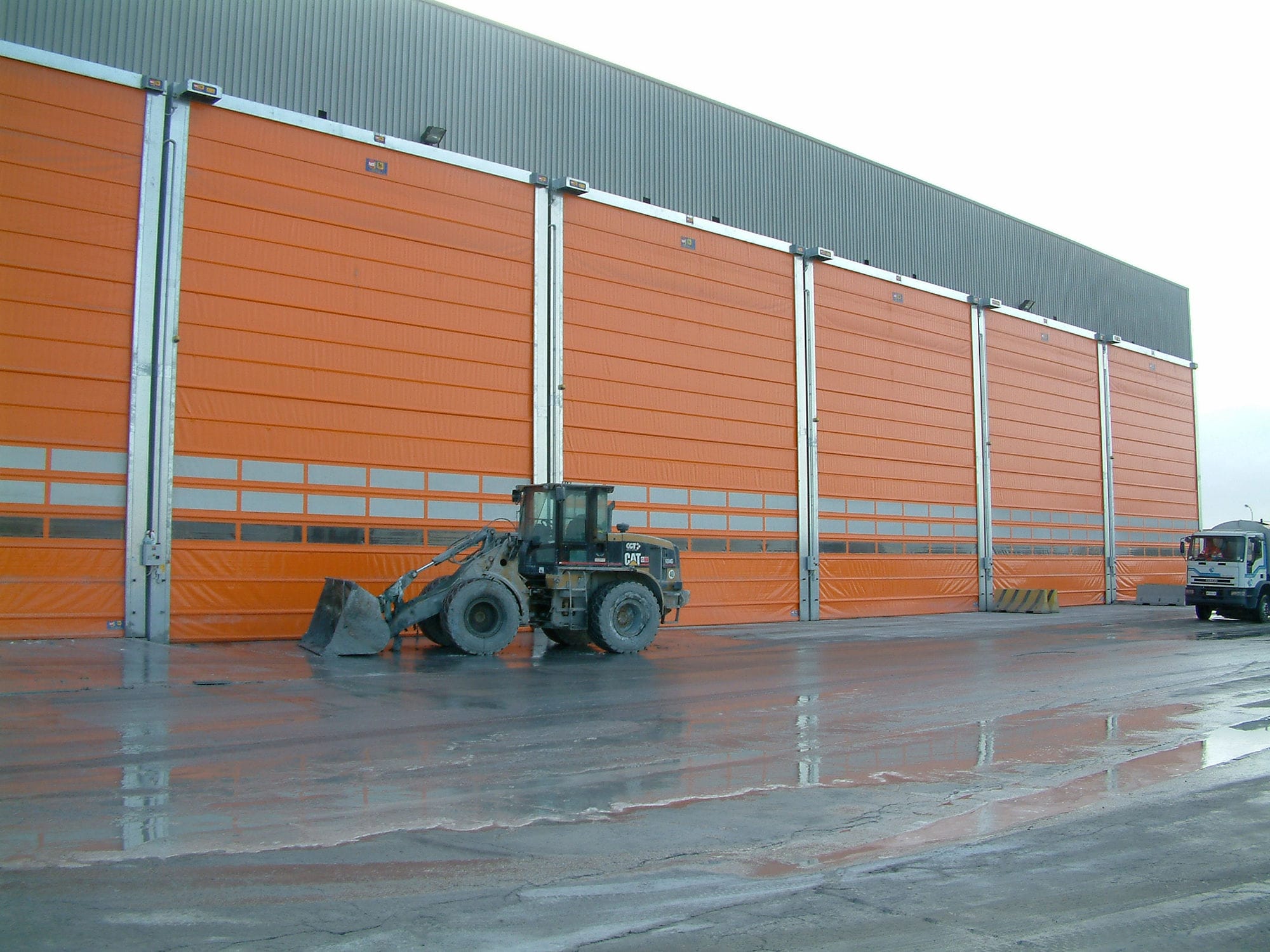découvrez le concept innovant du hangar autosuffisant, un espace de stockage écologique et autonome, conçu pour réduire votre impact environnemental tout en offrant une solution pratique pour vos besoins en matière d'entreposage.