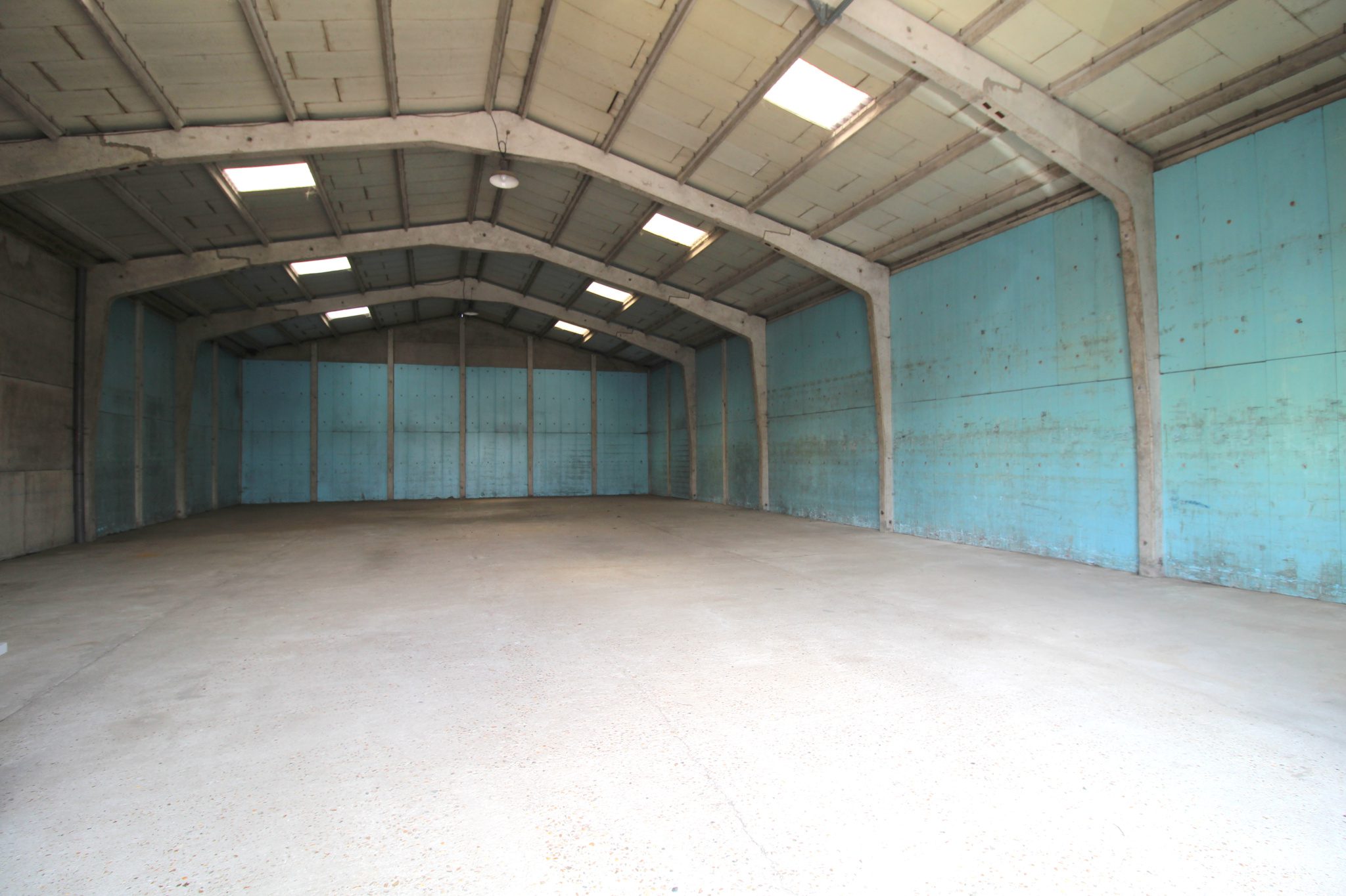 découvrez nos hangars constructibles, idéaux pour vos projets de stockage ou industriels. faciles à assembler et personnalisables, ils répondent à tous vos besoins d'espace et de fonctionnalité.