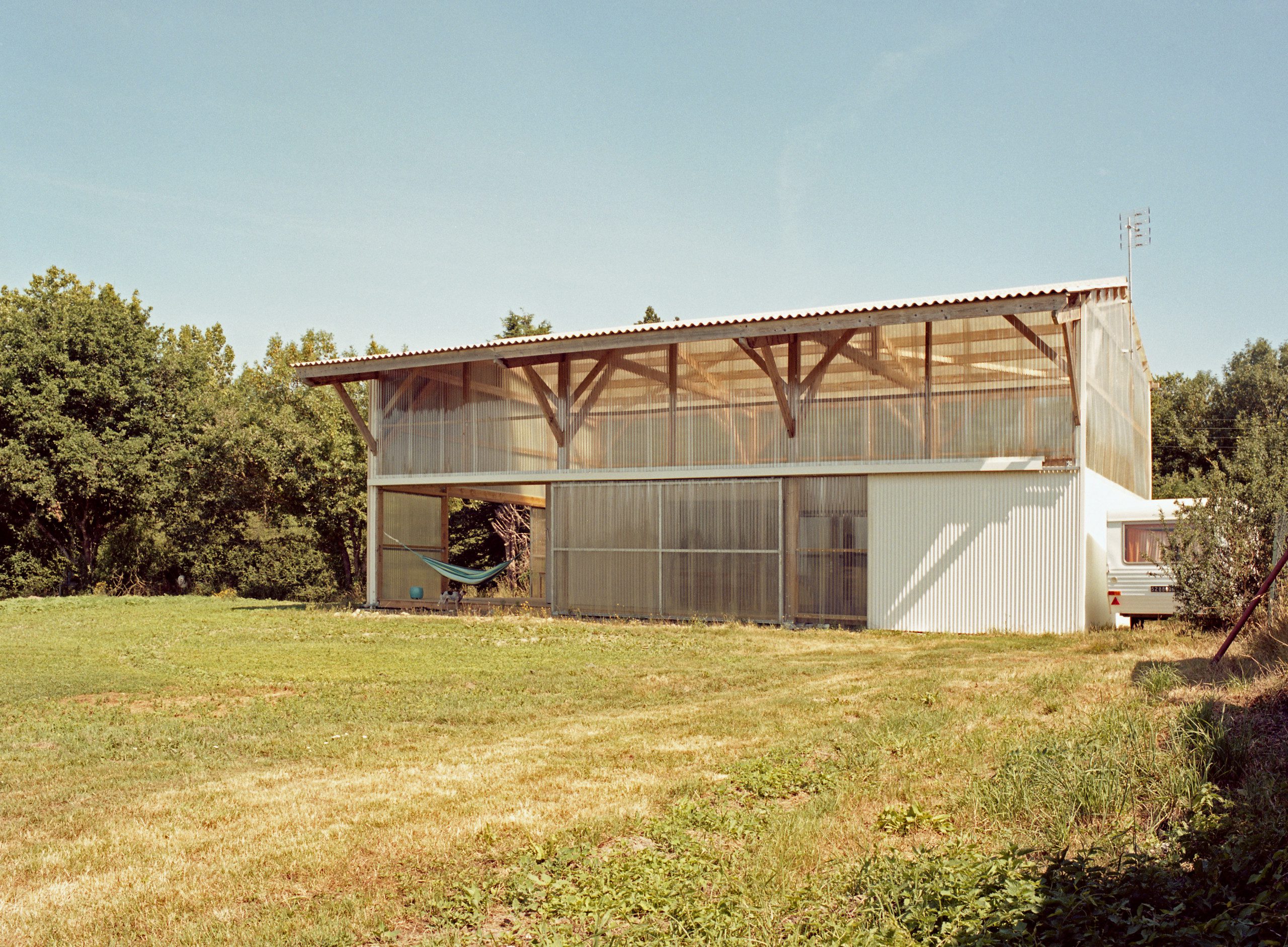 découvrez comment transformer un hangar en un espace de vie unique et chaleureux. explorez les différentes possibilités d'aménagement et d'optimisation de cet espace pour créer une habitation originale alliant confort moderne et charme industriel.