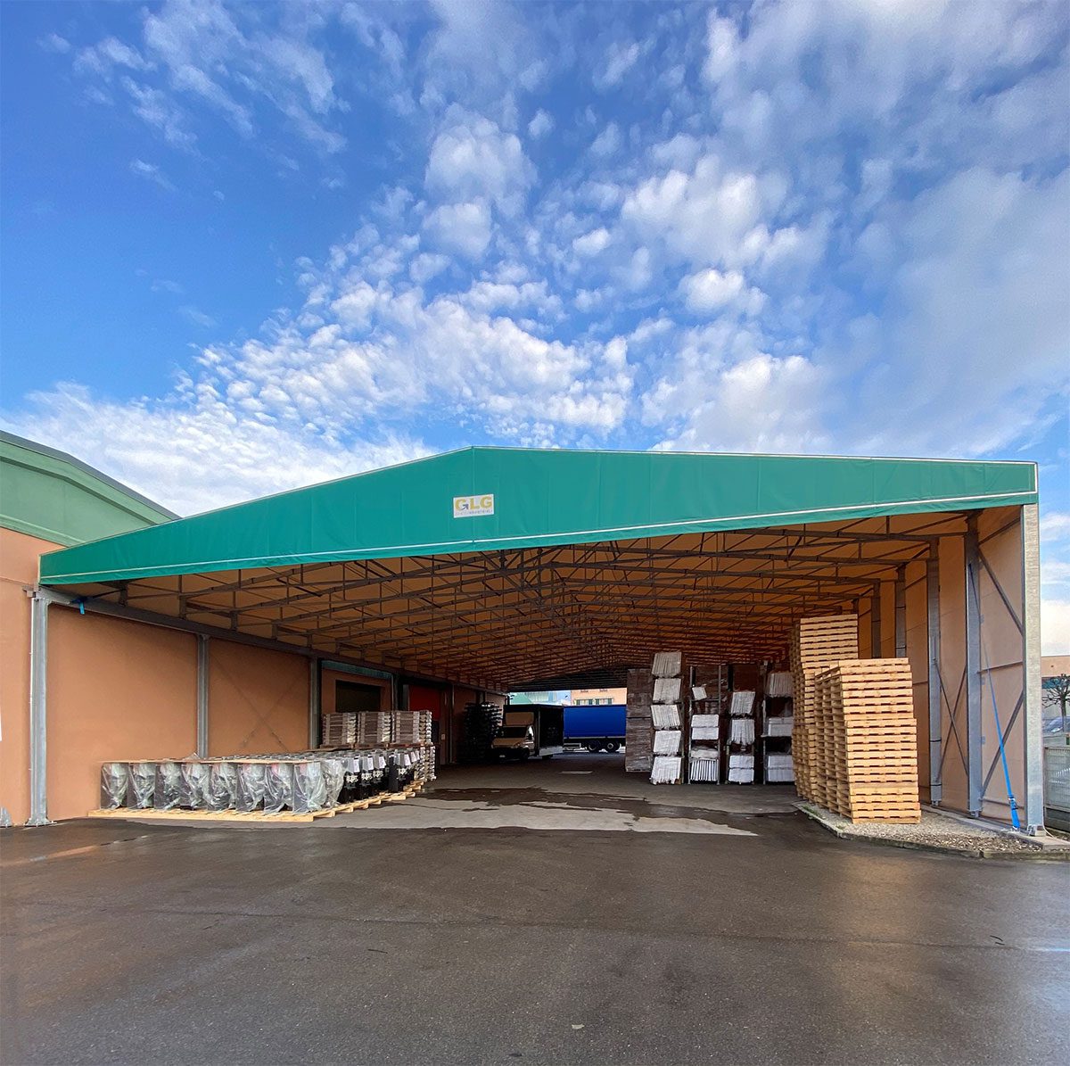 découvrez comment un hangar intégré allie fonctionnalité et optimisation énergétique, créant un espace de stockage durable et efficace pour vos besoins, tout en respectant l'environnement.