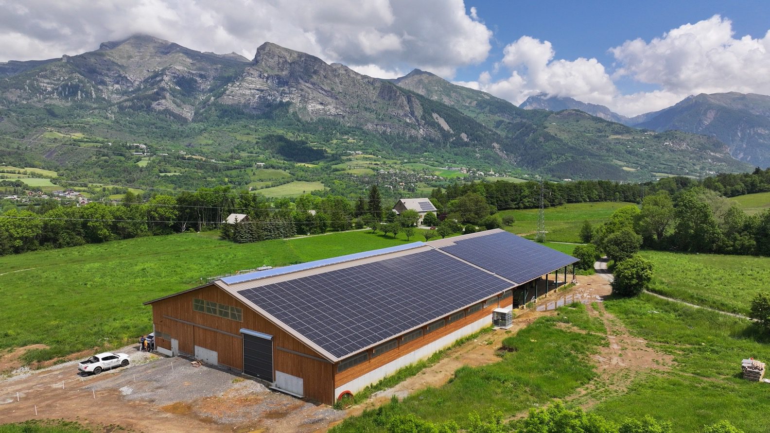 découvrez le hangar photovoltaïque, une solution innovante permettant d'allier espace de stockage et production d'énergie renouvelable. optimisez votre surface tout en contribuant à la transition énergétique grâce à des panneaux solaires intégrés. idéal pour les entreprises soucieuses de leur impact environnemental.