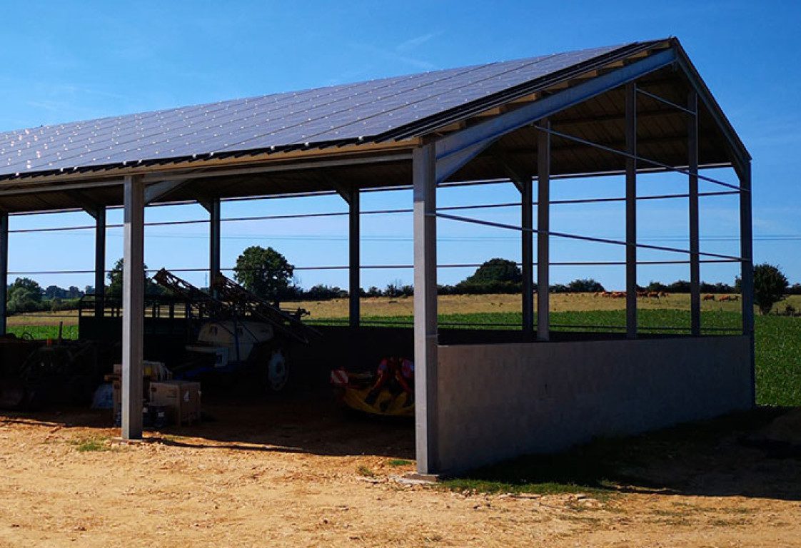 découvrez notre hangar photovoltaïque de 36 kwc, une solution durable et économique pour maximiser votre production d'énergie solaire. idéal pour les exploitations agricoles et industrielles, ce hangar optimise l'espace tout en réduisant votre empreinte carbone. investissez dans l'énergie verte et profitez d'économies sur vos factures d'électricité.