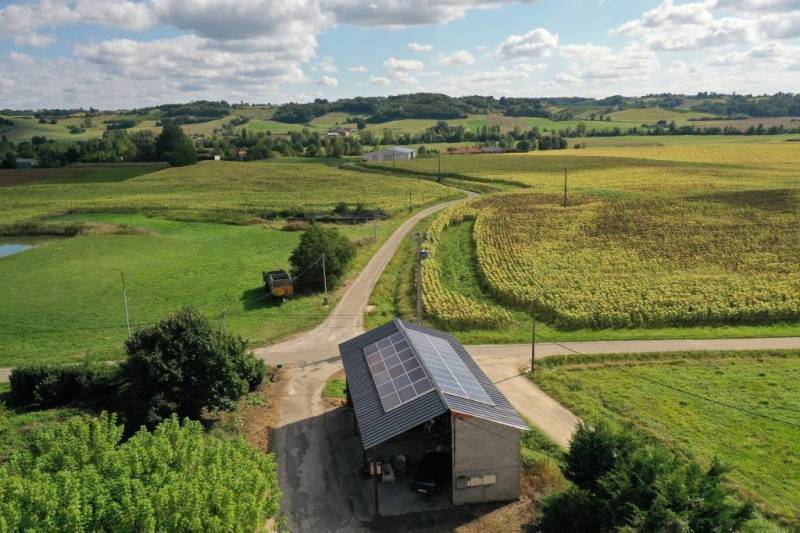 découvrez notre hangar photovoltaïque de 36 kwc, une solution éco-responsable pour produire de l'énergie solaire. optimisez votre espace tout en réduisant vos factures d'électricité grâce à une installation moderne et performante.