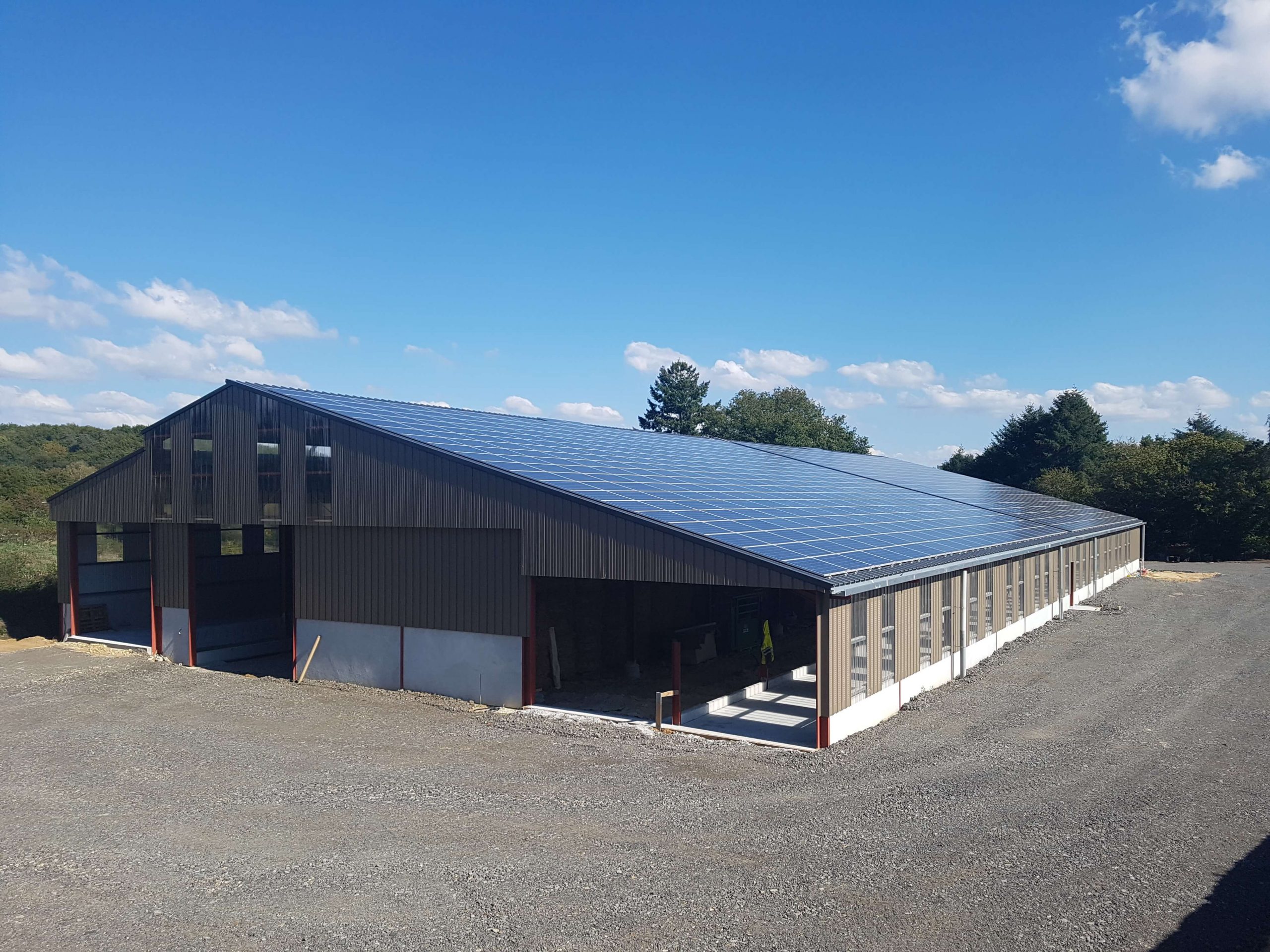 découvrez notre hangar photovoltaïque agricole, une solution innovante qui combine l'exploitation agricole et la production d'énergie renouvelable. optimisez votre espace tout en contribuant à la transition énergétique.