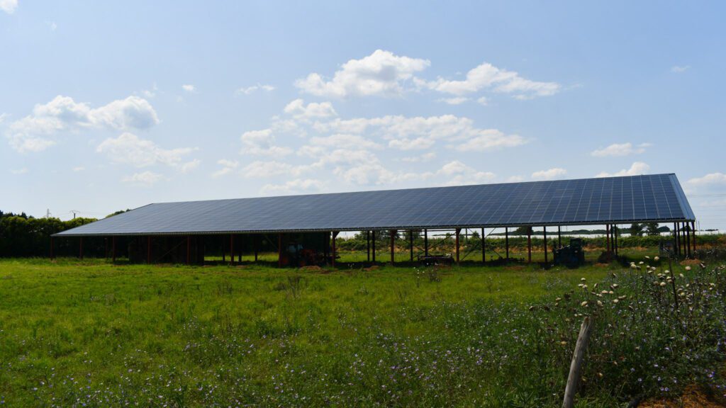 découvrez comment un hangar photovoltaïque peut transformer votre exploitation en optimisant l'utilisation de l'espace et en générant une énergie propre. idéal pour les agriculteurs et les entreprises, ce système innovant permet de réduire les coûts énergétiques tout en respectant l'environnement.