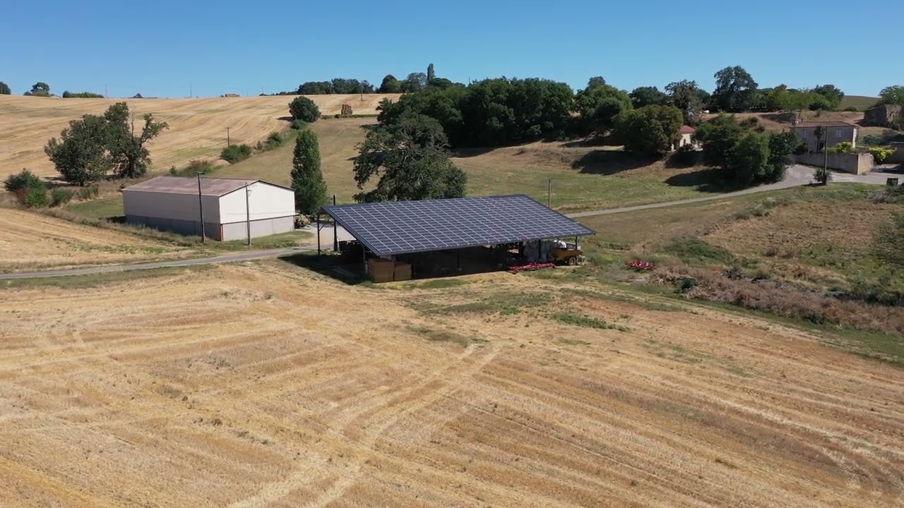 découvrez notre hangar photovoltaïque bio, une solution innovante alliant durabilité et énergie renouvelable. maximisez votre espace tout en contribuant à la protection de l'environnement grâce à nos installations solaires écologiques.