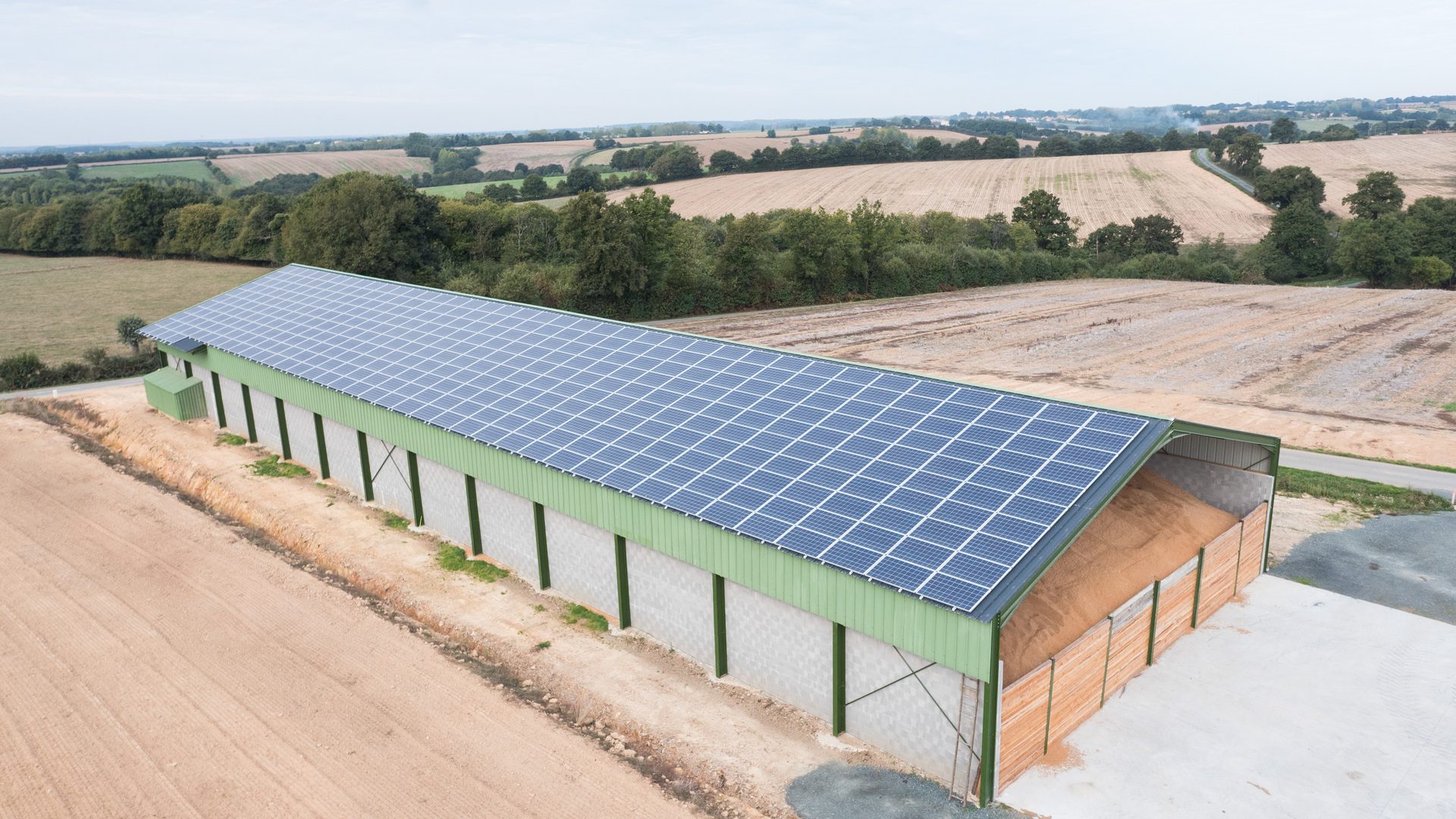 découvrez comment un hangar photovoltaïque peut transformer votre production d'énergie et assurer votre autonomie énergétique. optimisez l'usage des énergies renouvelables et réduisez vos factures grâce à des solutions innovantes et durables.