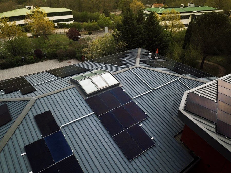 découvrez comment un hangar photovoltaïque peut transformer votre productivité en alliant espace de stockage et production d'énergie solaire. optimisez vos opérations tout en réduisant votre empreinte carbone grâce à des solutions innovantes et durables.