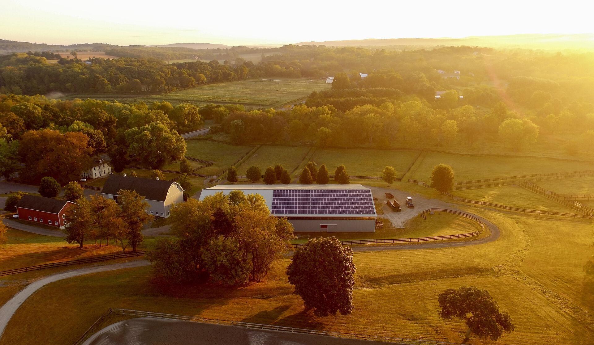 découvrez tout sur la fiscalité des hangars photovoltaïques : avantages fiscaux, dispositifs d'aide et régulations en vigueur pour maximiser votre investissement dans l'énergie solaire.