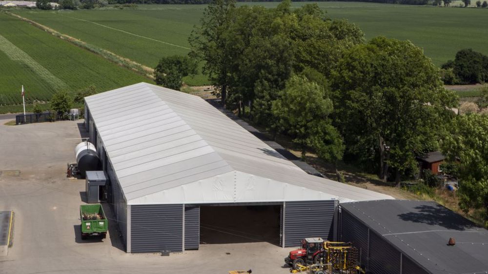 découvrez notre hangar polyvalent, conçu pour répondre à divers besoins commerciaux et industriels. spacieux et adaptable, il est idéal pour le stockage, l'événementiel ou la création d'ateliers. profitez d'une structure moderne et fonctionnelle pour optimiser vos activités.