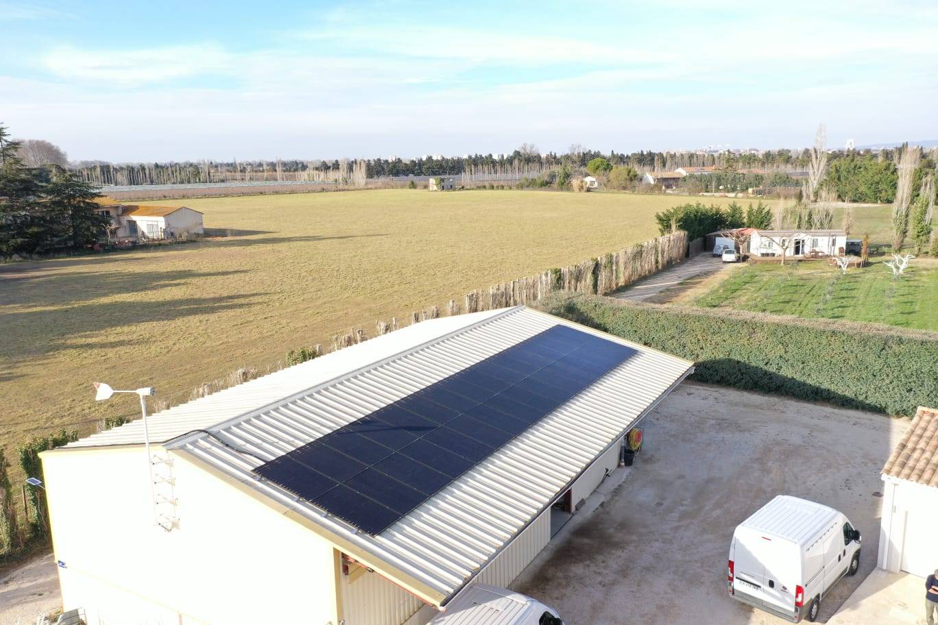 découvrez le hangar solaire, une solution innovante et écologique pour vos besoins de stockage. profitez d'une structure durable qui génère de l'énergie renouvelable tout en protégeant vos biens des intempéries. optez pour un avenir plus vert avec notre hangar solaire.