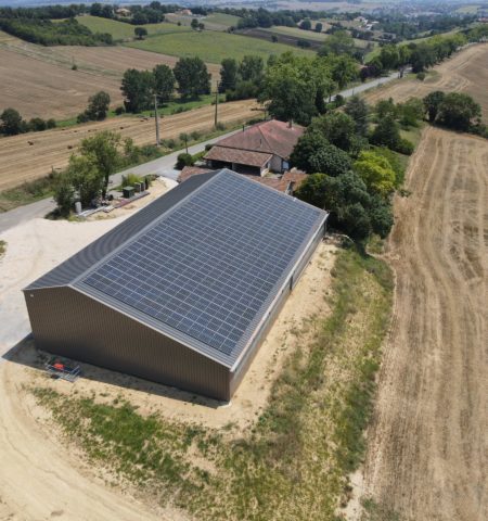 découvrez nos hangars agricoles photovoltaïques, une solution idéale pour allier production agricole et énergie renouvelable. optimisez votre espace tout en réduisant votre empreinte carbone grâce à des infrastructures conçues pour maximiser l'efficacité énergétique et la durabilité.