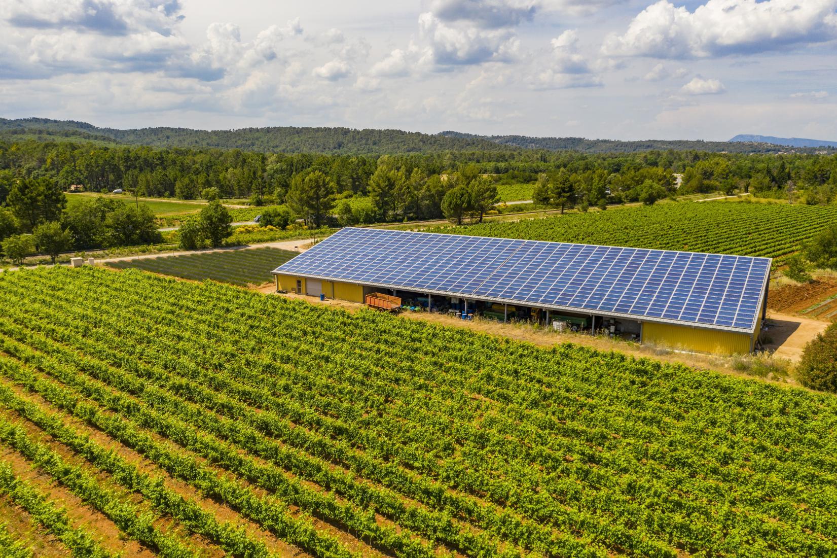 découvrez nos hangars agricoles photovoltaïques, une solution innovante alliant agriculture et énergie renouvelable. optimisez vos espaces de stockage tout en produisant de l'électricité verte. pour une agriculture durable et rentable, faites le choix de l'énergie solaire!