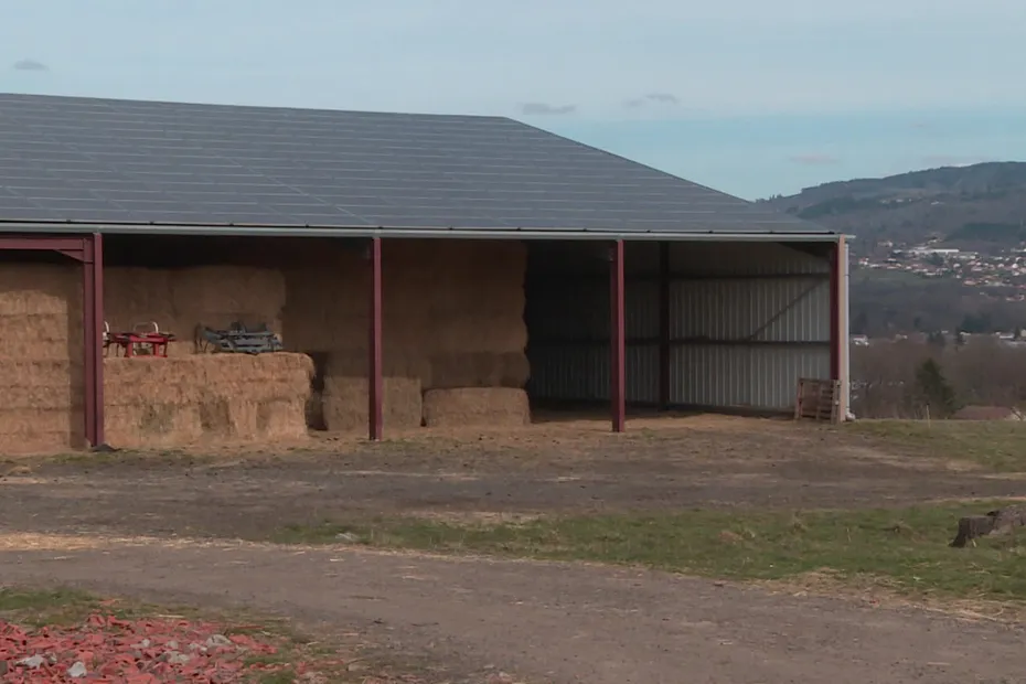 découvrez nos hangars agricoles photovoltaïques en france, une solution innovante pour allier agriculture et énergies renouvelables. optez pour une installation durable et économisez sur vos factures tout en préservant l'environnement.