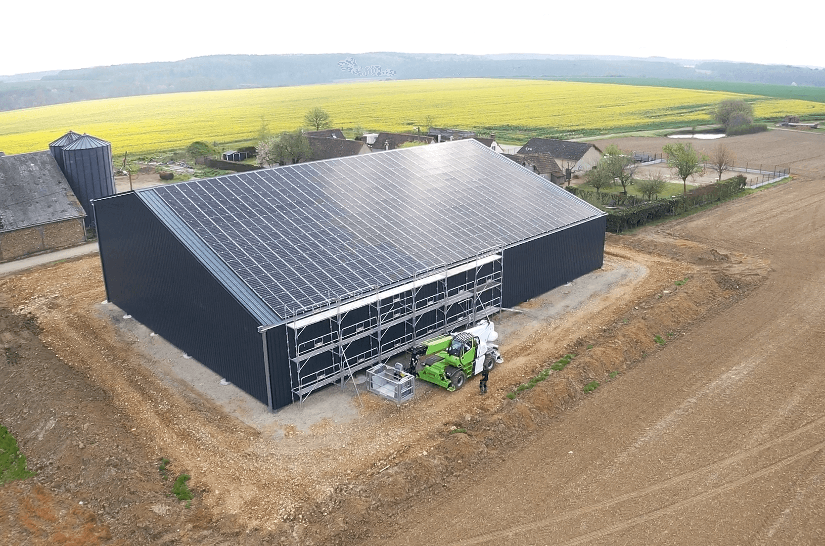 découvrez comment les hangars agricoles photovoltaïques en france allient production d'énergie et optimisation des espaces agricoles. profitez d'une solution durable pour vos exploitations tout en contribuant à la transition énergétique.