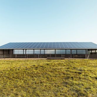 découvrez les hangars photovoltaïques de 2025, une solution innovante pour optimiser l'espace et produire de l'énergie renouvelable. transformez votre entreprise en adoptant des structures durables et efficaces, tout en contribuant à la transition énergétique.
