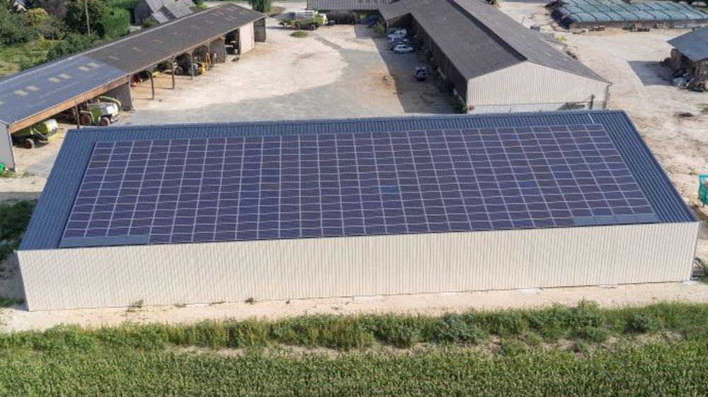 découvrez les hangars photovoltaïques 2025, une solution innovante et durable pour optimiser l'espace de stockage tout en produisant de l'énergie propre. conçus pour allier performance et respect de l'environnement, ces hangars vous permettent de réduire vos coûts énergétiques et de contribuer à la transition énergétique. explorez les avantages des hangars photovoltaïques pour votre entreprise dès maintenant !