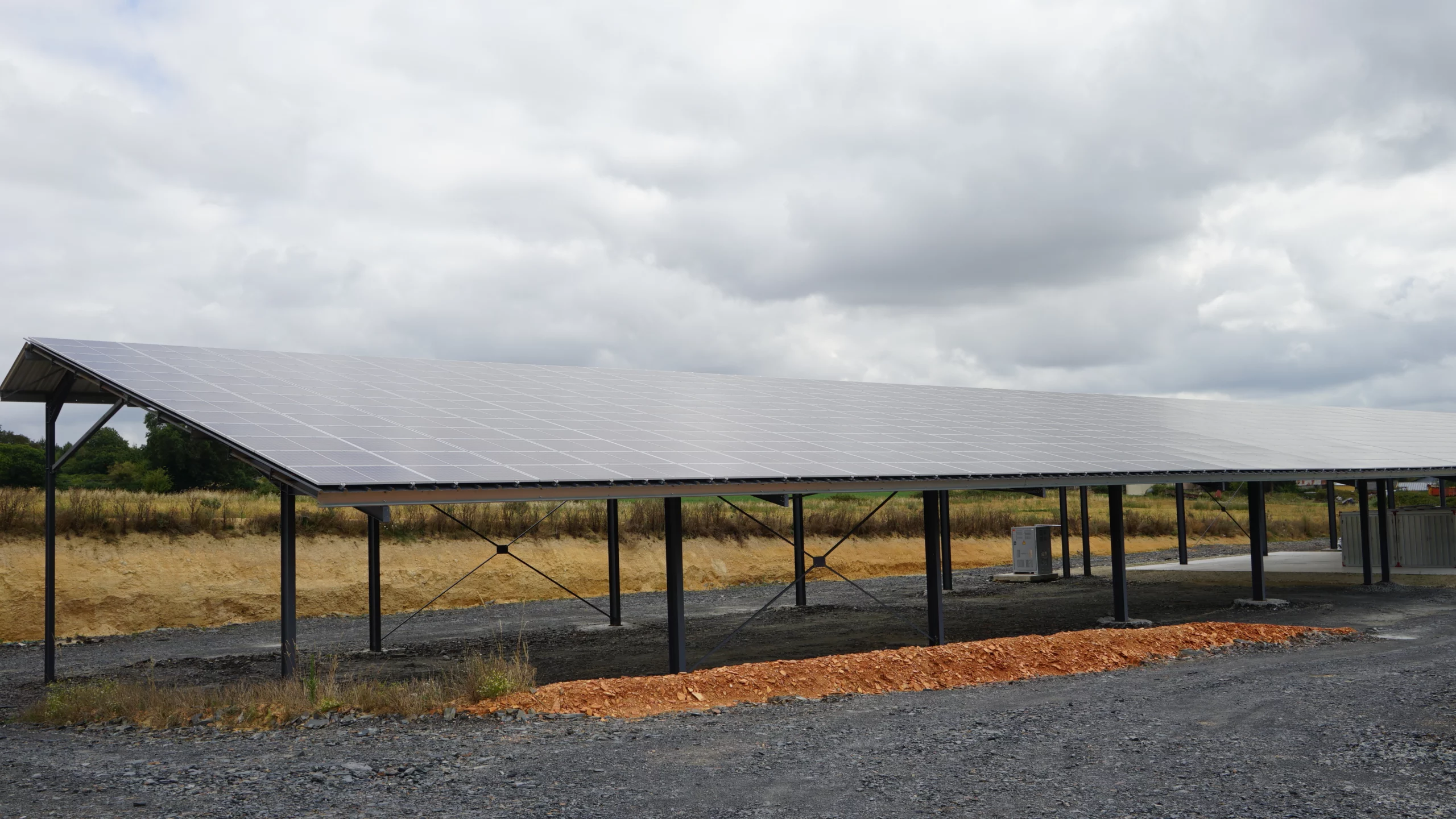 découvrez les hangars photovoltaïques, une solution innovante pour optimiser l'espace de stockage tout en produisant de l'énergie renouvelable. alliez efficacité énergétique et protection de vos équipements grâce à ces structures durables et écologiques.