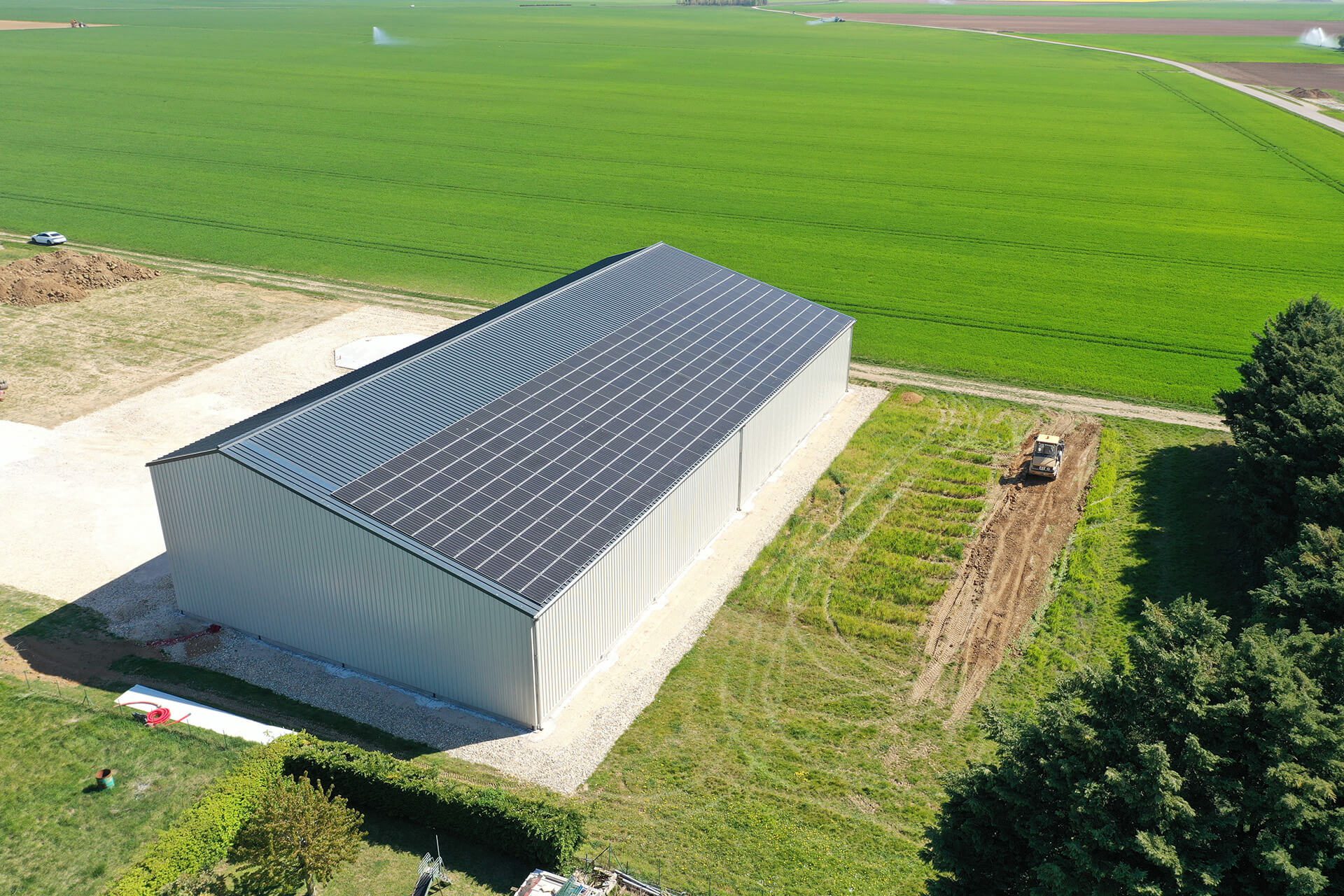 découvrez les avantages des hangars photovoltaïques, une solution innovante alliant espace de stockage et production d'énergie renouvelable. optimisez vos infrastructures tout en contribuant à la transition énergétique.
