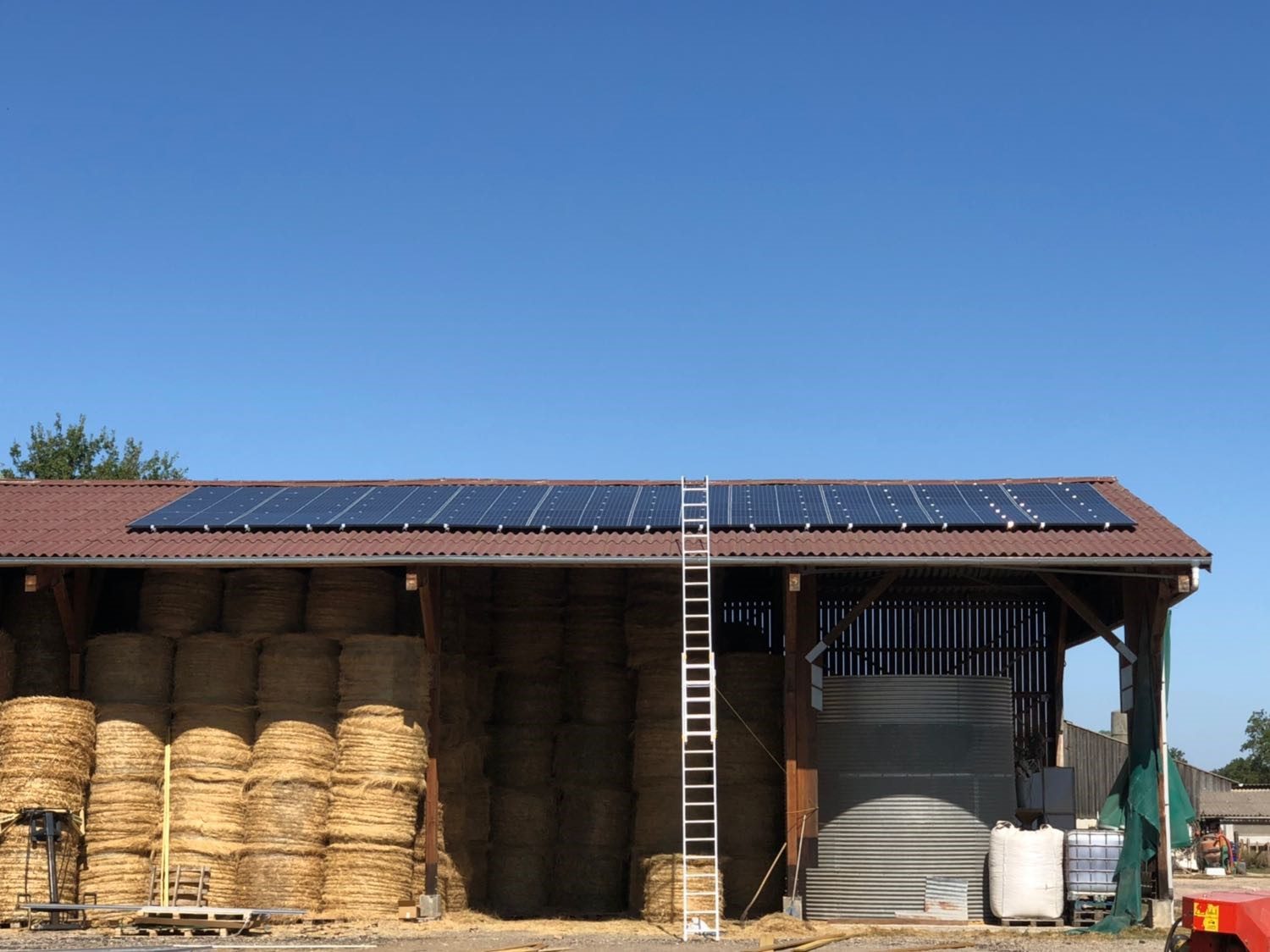 découvrez comment les hangars photovoltaïques jouent un rôle clé dans la transition écologique, en alliant production d'énergie renouvelable et optimisation de l'espace agricole. économisez de l'énergie tout en contribuant à un avenir durable.