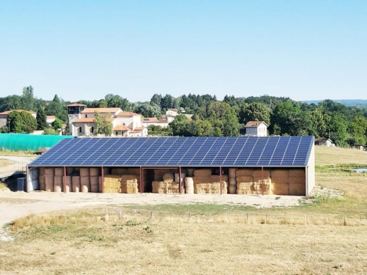 découvrez comment les hangars photovoltaïques contribuent à la transition énergétique en france. optimisez l'utilisation de vos espaces tout en produisant une énergie renouvelable, durable et écologique. rejoignez le mouvement vers un avenir énergétique plus vert.