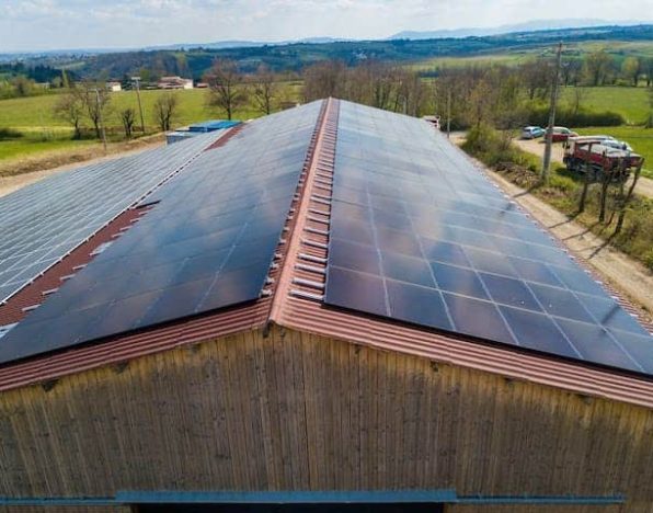découvrez comment les hangars solaires transforment l'agriculture en alliant efficacité énergétique et protection des cultures. explorez les avantages économiques et écologiques de cette solution innovante pour les agriculteurs.