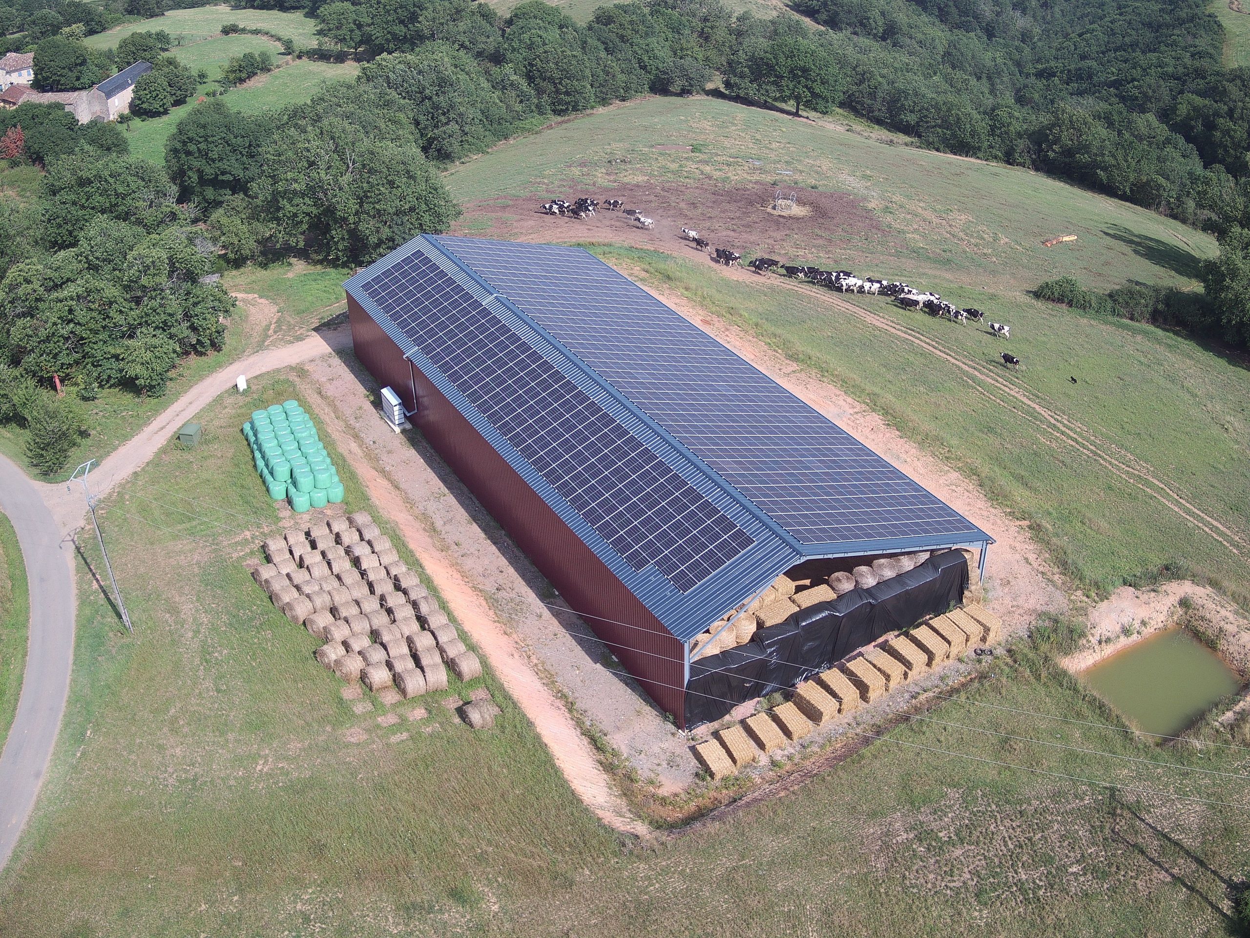 découvrez les avantages des hangars solaires, une solution innovante et écologique pour le stockage. optimisez votre espace tout en réduisant votre empreinte carbone grâce à des structures conçues pour capter l'énergie solaire.