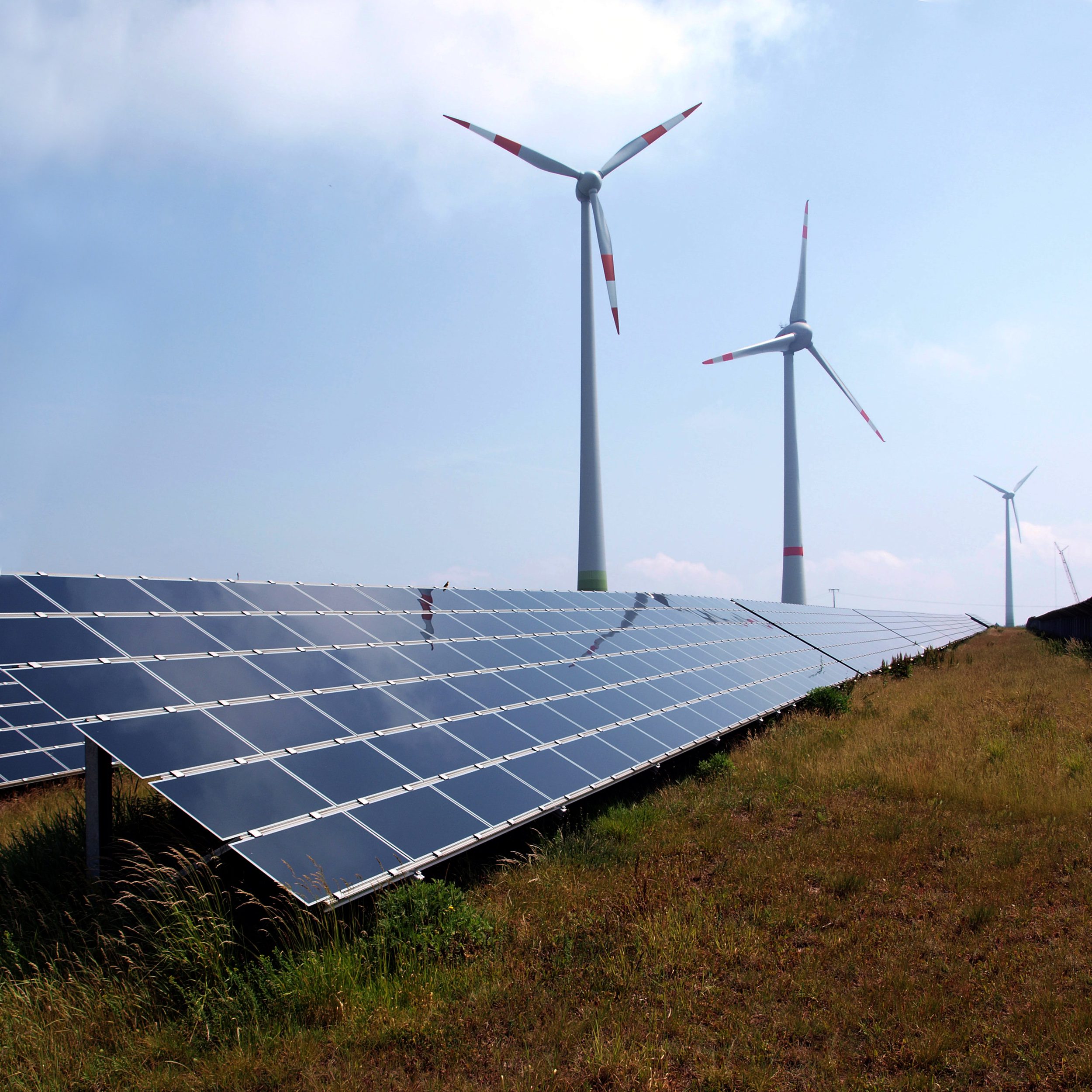 découvrez comment les transitions énergétiques influent sur le secteur agricole, en explorant les défis et opportunités qu'elles engendrent pour une agriculture durable et résiliente face aux enjeux climatiques.