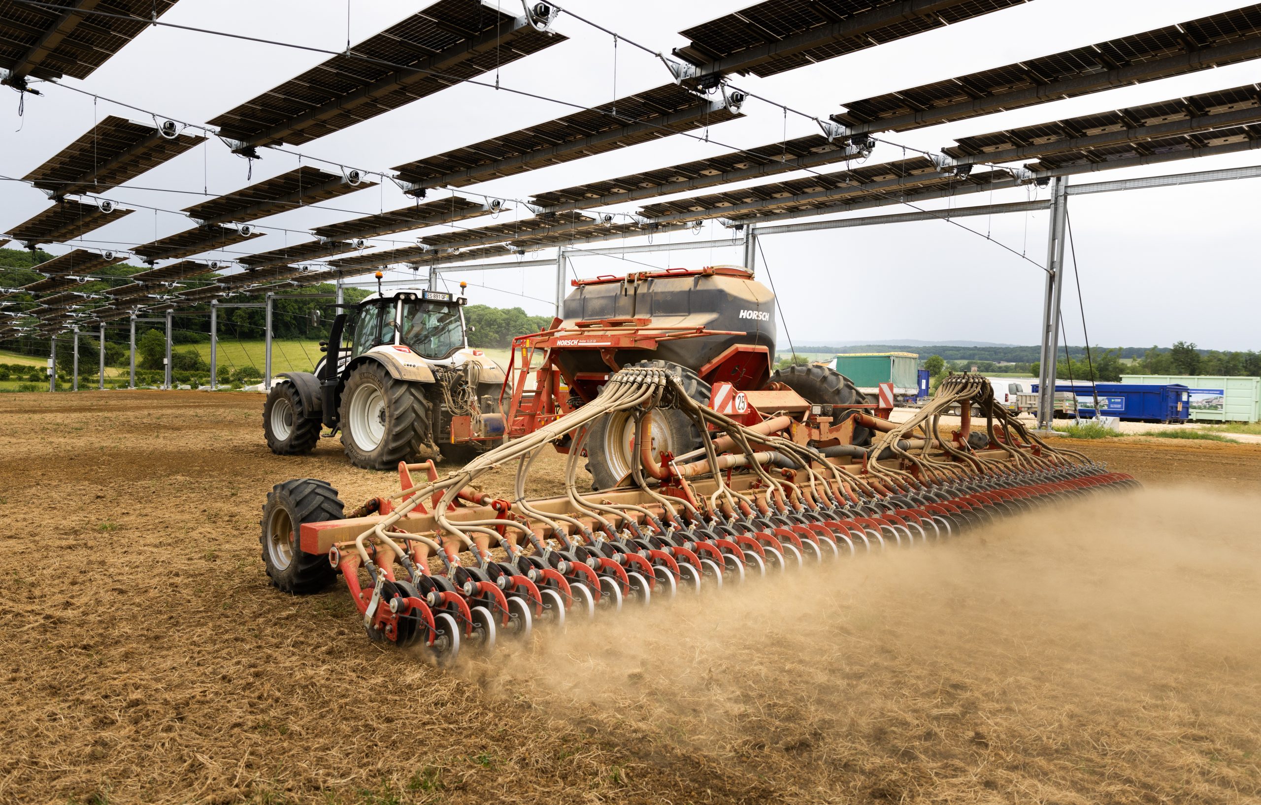 découvrez comment les transitions énergétiques influencent l'agriculture, des défis aux opportunités, et explorez les innovations qui façonnent l'avenir de la production alimentaire durable.