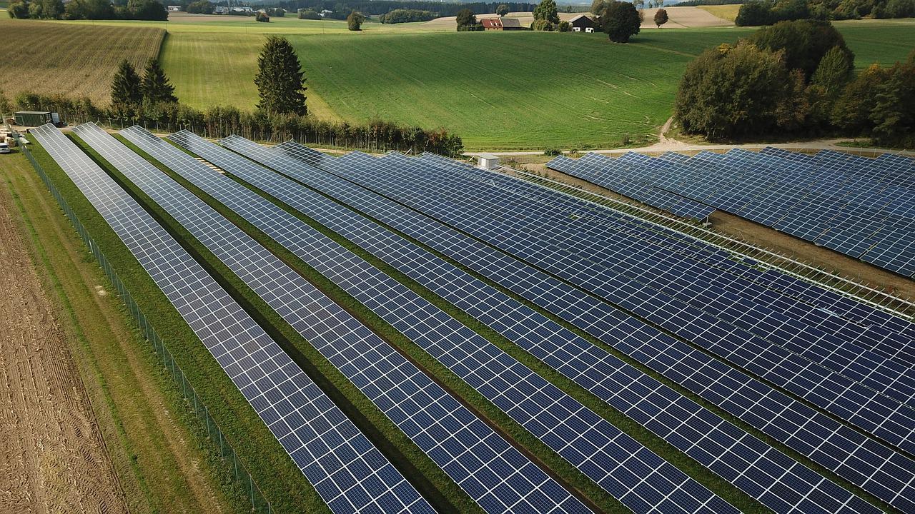 découvrez l'impact environnemental des hangars photovoltaïques, une solution innovante pour une production d'énergie durable. explorez comment ces infrastructures contribuent à la réduction de l'empreinte carbone et favorisent une transition énergétique respectueuse de l'environnement.