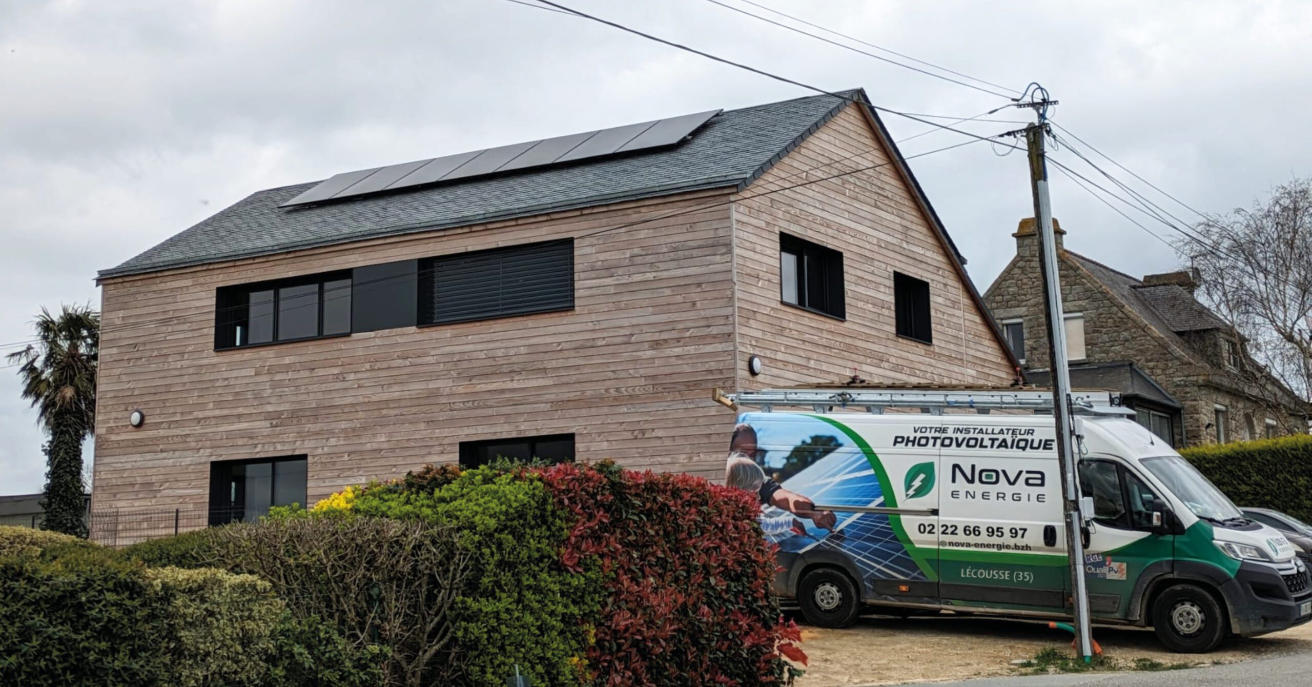 découvrez l'impact des installations photovoltaïques sur la biodiversité. analysez comment l'énergie solaire peut à la fois soutenir la transition énergétique et préserver les écosystèmes. informez-vous sur les pratiques durables et les solutions pour minimiser les effets sur la faune et la flore.