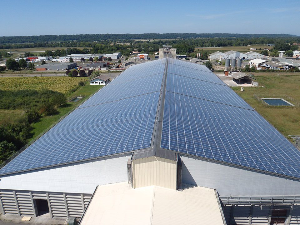 découvrez l'impact visuel des hangars photovoltaïques en milieu rural. explorez comment ces structures innovantes intègrent harmonieusement l'énergie renouvelable tout en préservant le paysage champêtre.