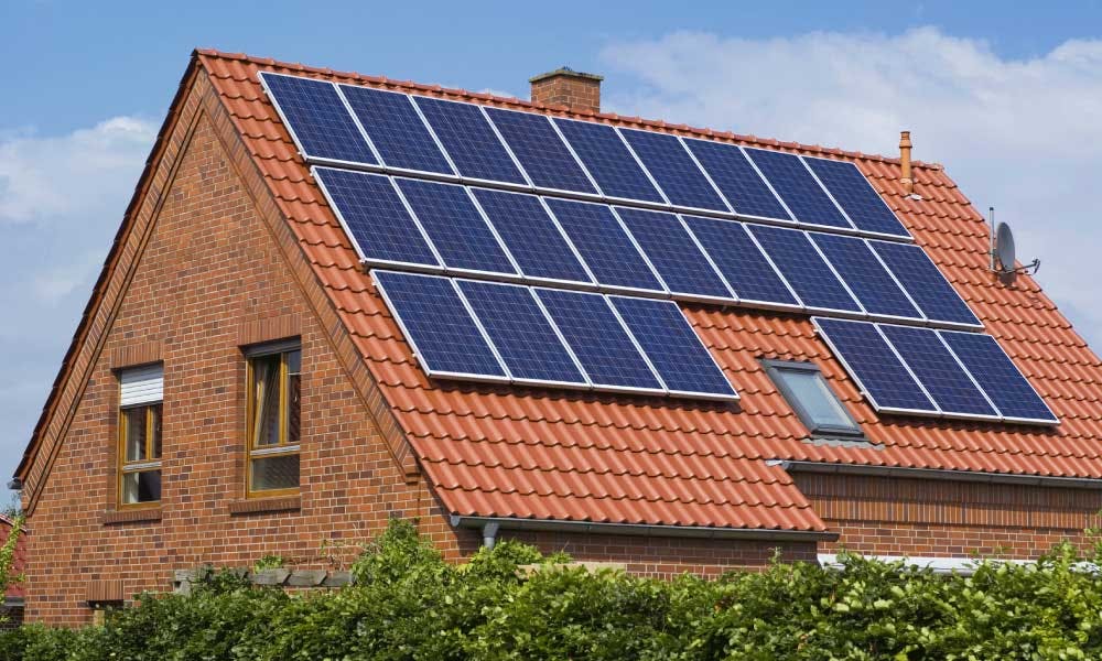 découvrez comment installer des panneaux photovoltaïques chez vous pour réduire vos factures d'énergie et contribuer à la protection de l'environnement. suivez notre guide détaillé et profitez des avantages d'une énergie renouvelable et durable.