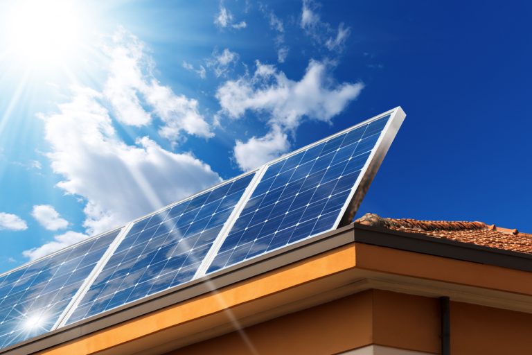 découvrez comment installer des panneaux photovoltaïques pour produire votre propre électricité, réduire vos factures d'énergie et contribuer à la protection de l'environnement. suivez nos conseils pratiques et étapes détaillées pour réussir votre projet solaire.