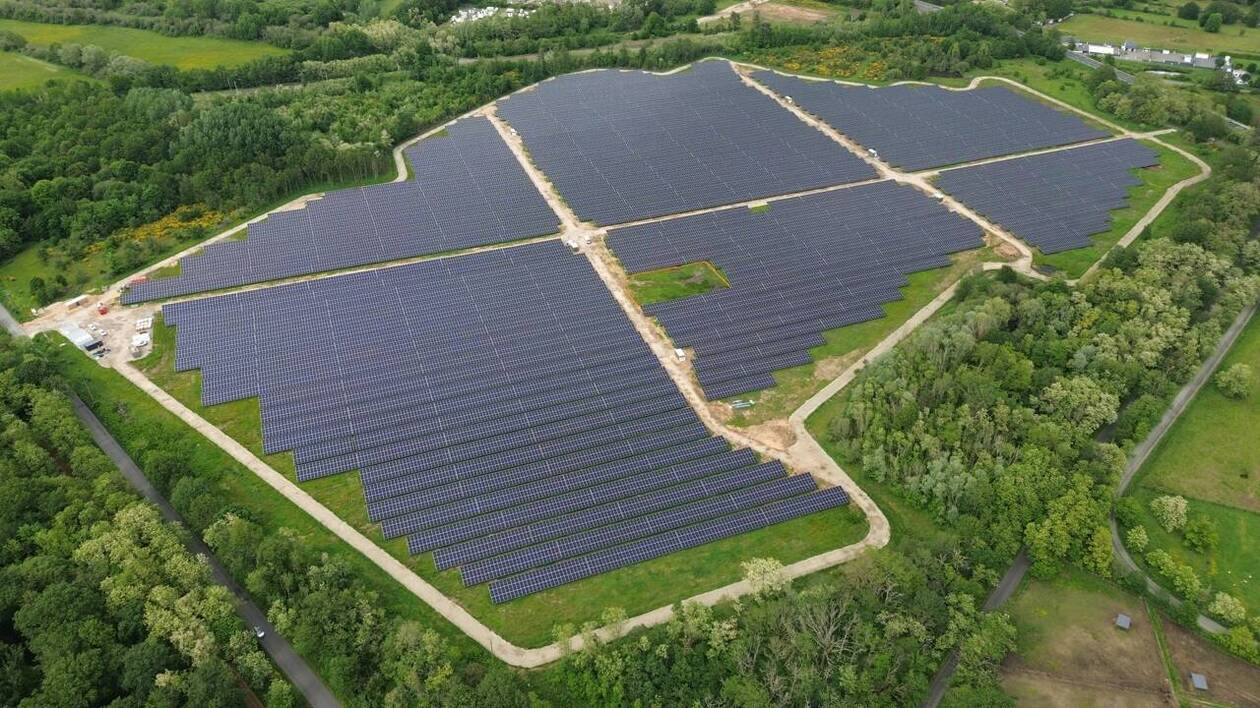 découvrez comment investir dans des fermes solaires pour profiter d'un rendement durable tout en contribuant à la transition énergétique. explorez les avantages financiers et environnementaux de ce choix écologique.