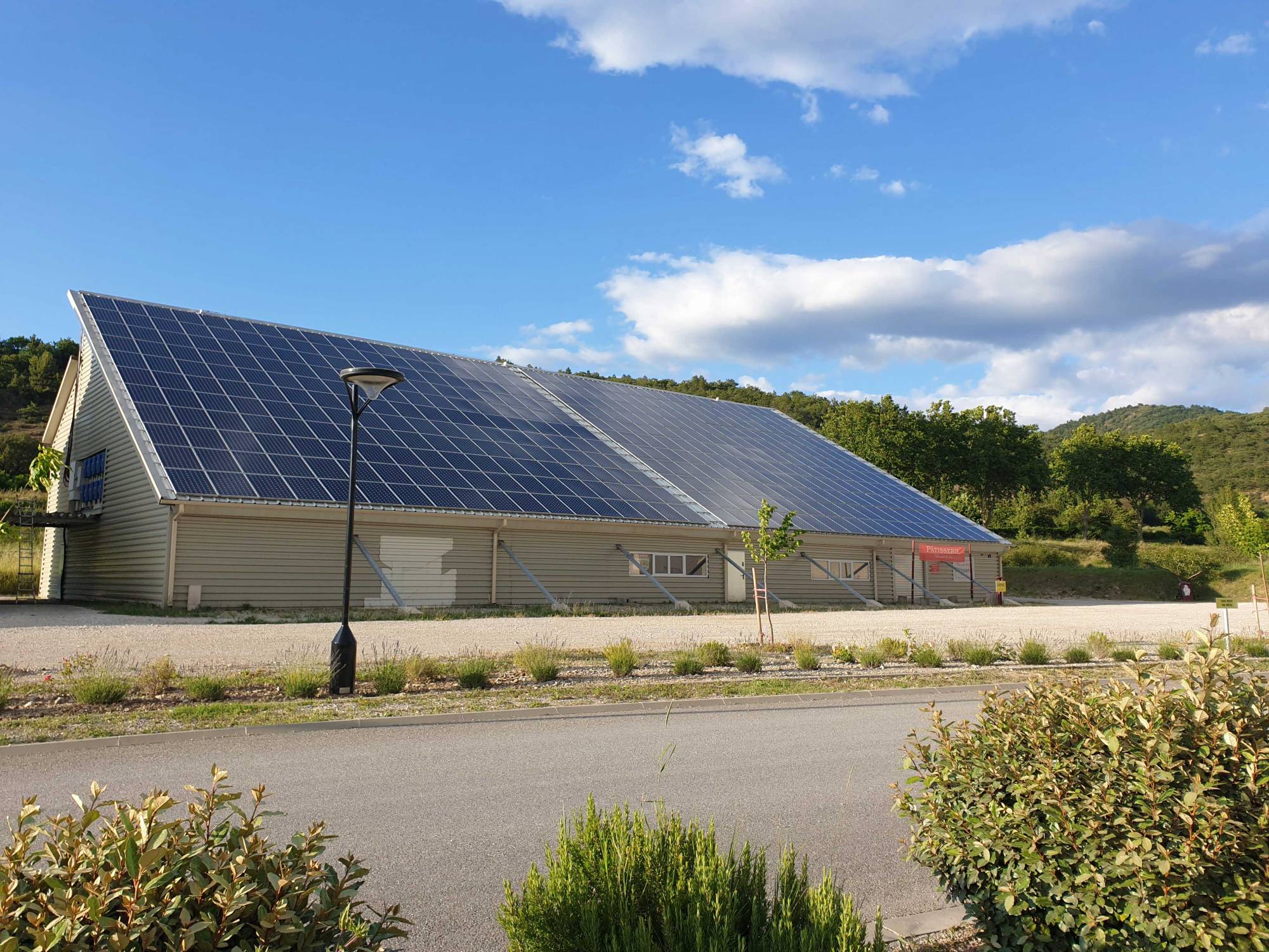 découvrez nos solutions de location de toitures agricoles équipées de panneaux photovoltaïques. optimisez vos surfaces non utilisées, générez des revenus supplémentaires et participez à la transition énergétique grâce à une énergie renouvelable, tout en préservant votre exploitation.
