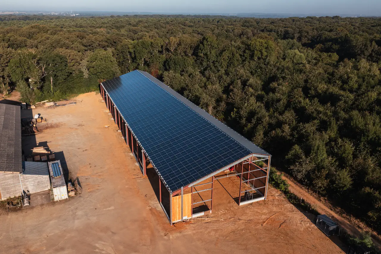 découvrez nos services de maintenance pour hangars photovoltaïques, garantissant performance et durabilité de vos installations solaires. profitez d'une expertise de qualité pour optimiser votre production d'énergie renouvelable.