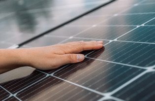 assurez le bon fonctionnement de vos panneaux photovoltaïques avec notre service de maintenance expert. profitez d'une performance optimale et d'une longévité accrue de votre installation solaire grâce à des inspections régulières et des interventions professionnelles.