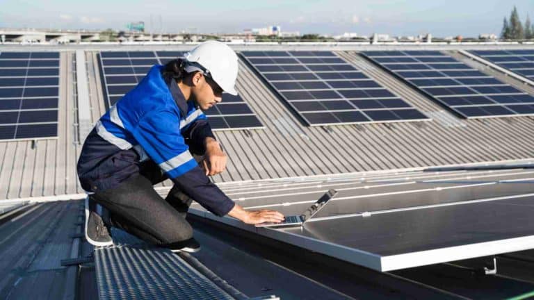 découvrez les services de maintenance pour panneaux photovoltaïques, garantissant une performance optimale et une durabilité accrue de votre installation solaire. profitez de conseils d'experts pour maximiser votre production d'énergie renouvelable.