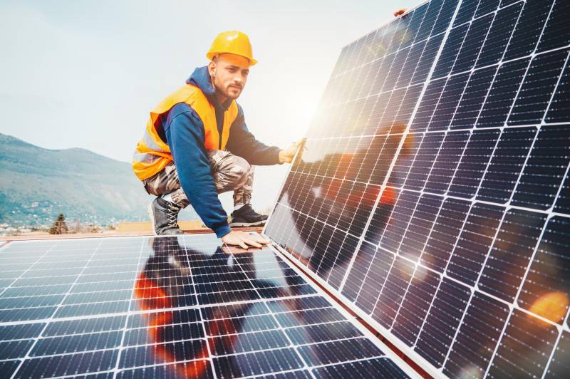 assurez le bon fonctionnement de vos panneaux photovoltaïques grâce à notre service de maintenance spécialisé. optimisez leur performance et prolongez leur durée de vie avec nos experts en entretien.