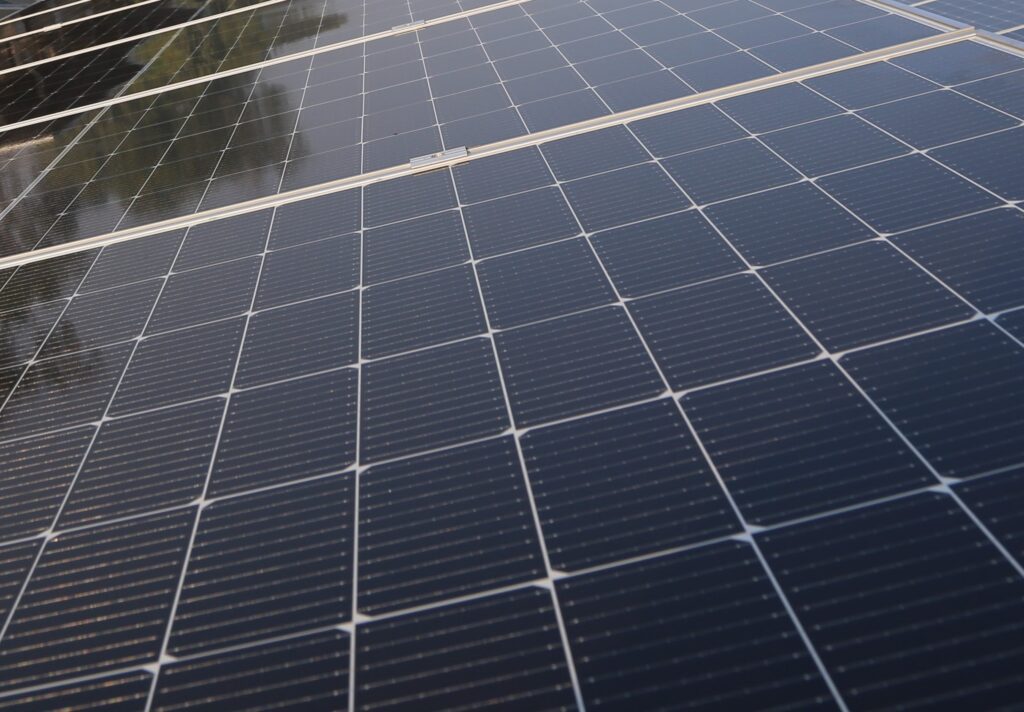 découvrez comment les conditions météorologiques influencent les performances des panneaux photovoltaïques. apprenez à optimiser votre installation solaire pour maximiser son rendement selon les variations climatiques.