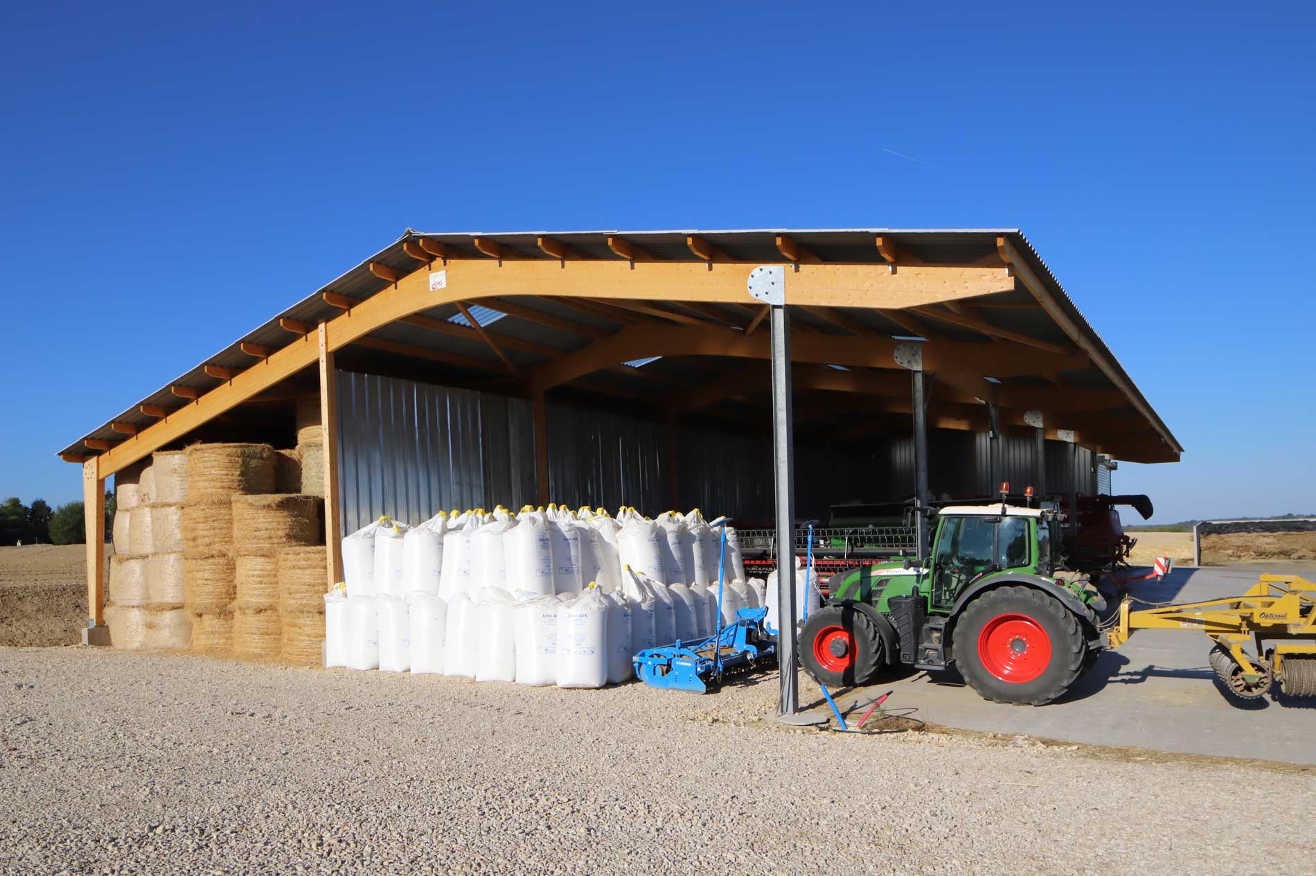 découvrez nos solutions innovantes pour l'ombrage des hangars agricoles, alliant protection de vos cultures et économies d'énergie. assurez le bien-être de vos animaux et le bon développement de vos plantations grâce à des systèmes d'ombrage adaptés à vos besoins.