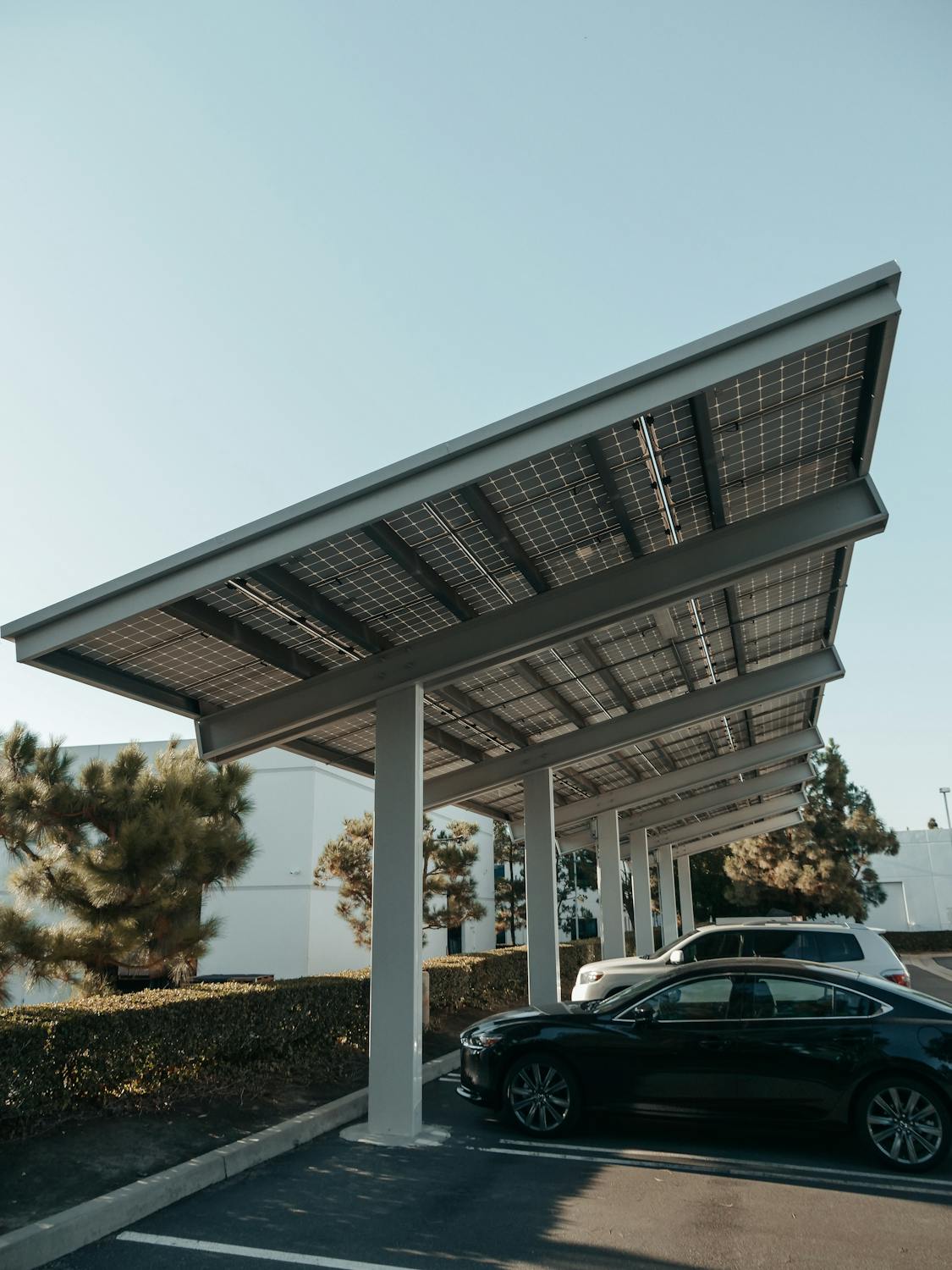 découvrez les avantages des ombrières photovoltaïques, une solution innovante qui combine protection contre le soleil et production d'énergie renouvelable. idéales pour les parkings et espaces extérieurs, elles transforment la lumière du soleil en électricité tout en offrant un abri efficace. optez pour une énergie durable et valorisez vos espaces!
