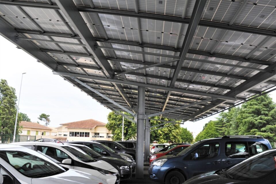 découvrez les ombrières photovoltaïques, une solution innovante qui allie protection contre le soleil et production d'énergie renouvelable. idéales pour les parkings et espaces extérieurs, elles permettent de valoriser votre espace tout en contribuant à la transition énergétique. adoptez une approche durable et économisez sur vos factures d'électricité !